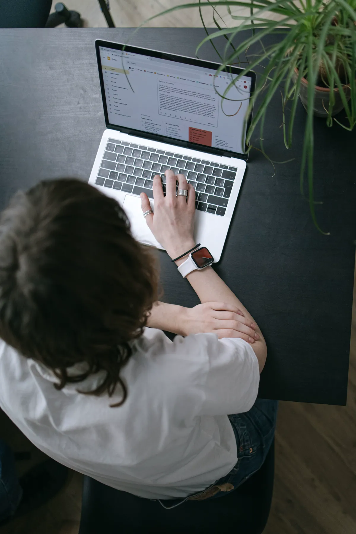 Mitarbeiterin liest eine eingegangene Rechnung am Laptop